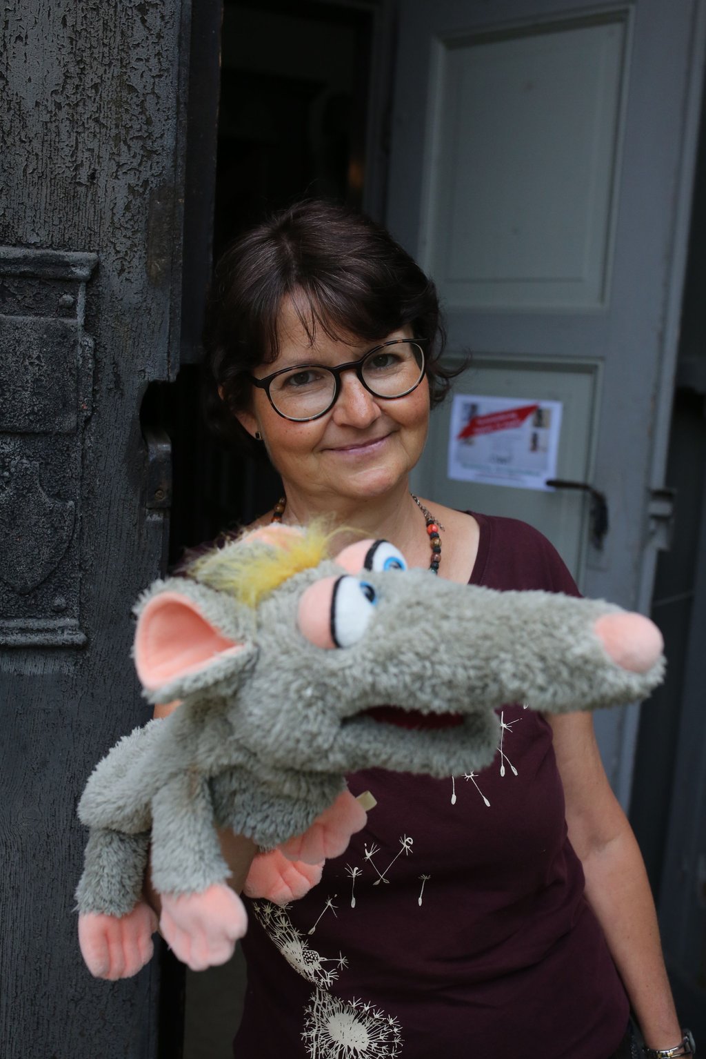Der Türöffner: Die Kirchenmaus Schnurzpiepe half Birgit Beyer mit den Kindern ins Gespräch zu kommen.