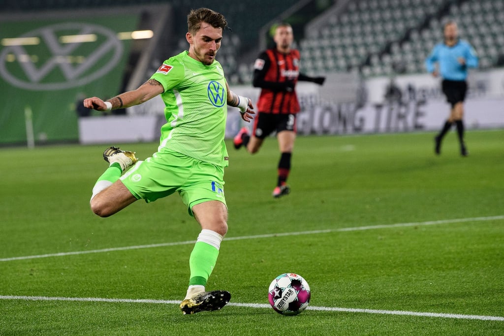 Wolfsburgs Maximilian Philipp spielt den Ball.