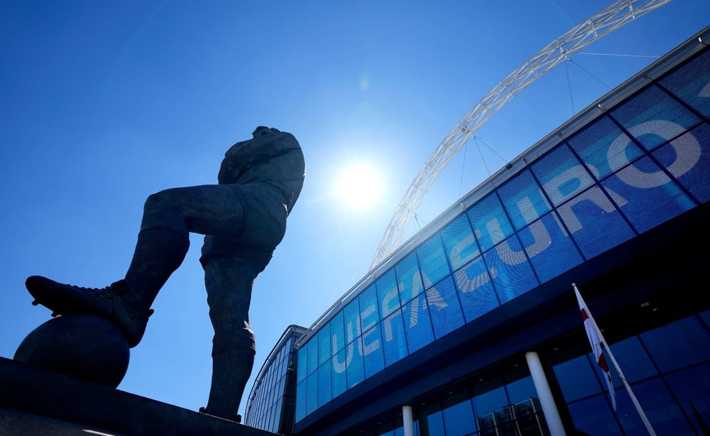 Die Statue von Englands Fußballlegende Bobby Moore steht vor dem UEFA-Euro-Schild am Eingang des Wembley-Stadions.
