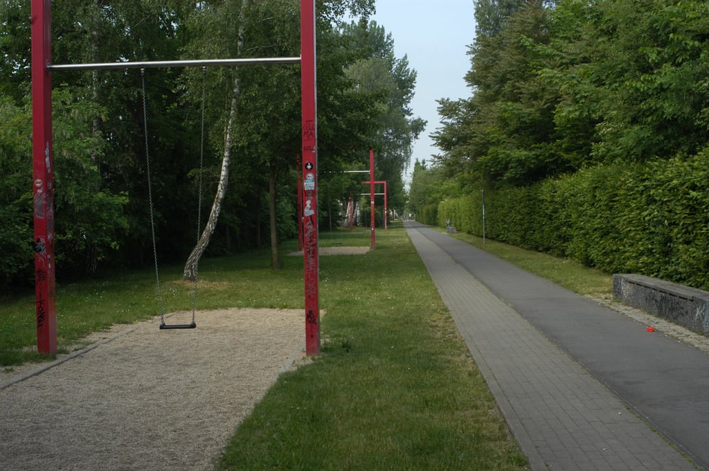 Schaukeln an der Hafenbahntrasse