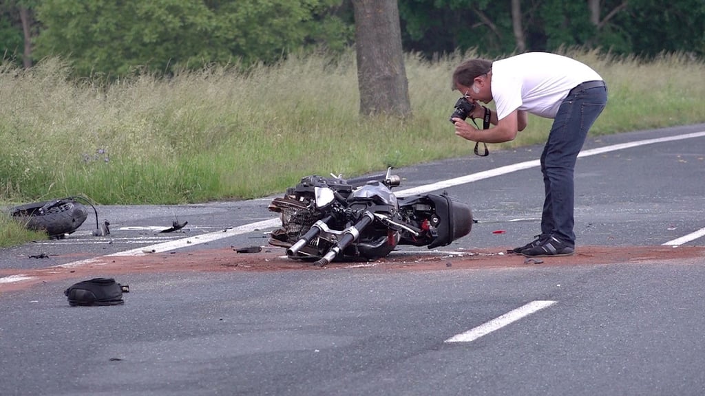 Bei einem schweren Unfall auf der L626 Nahe der Landesgrenze Sachsen-Anhalt/Niedersachsen starb am Mittwochabend ein Motorradfahrer.