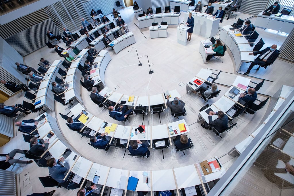 Blick in den Landtag von Mecklenburg-Vorpommern.
