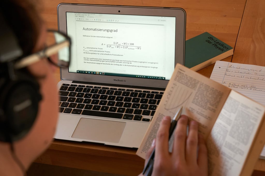 In einer Umfrage an der Universität Trier gab die Mehrheit der Studierenden an, dass für sie das Studium unter Corona-Vorzeichen schwieriger sei.