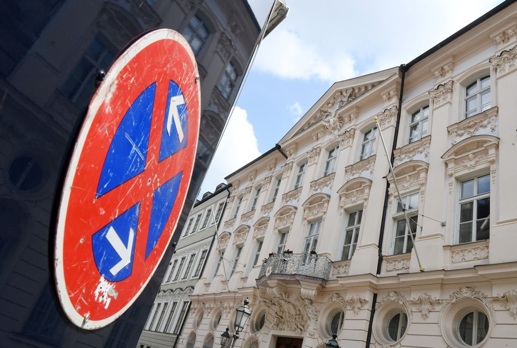 Ein Halteverbotsschild vor dem Erzbischöflichen Ordinariat der katholischen Kirche. Der Papst hat das Rücktrittsgesuch von Kardinal Marx, Erzbischof von München und Freising, abgelehnt.