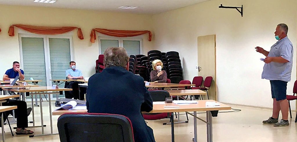 Gerhard Kahle macht den Stadträten den Standpunkt der Bestatter klar. Sie tragen die Pläne zur Urnenbestattung nicht mit.