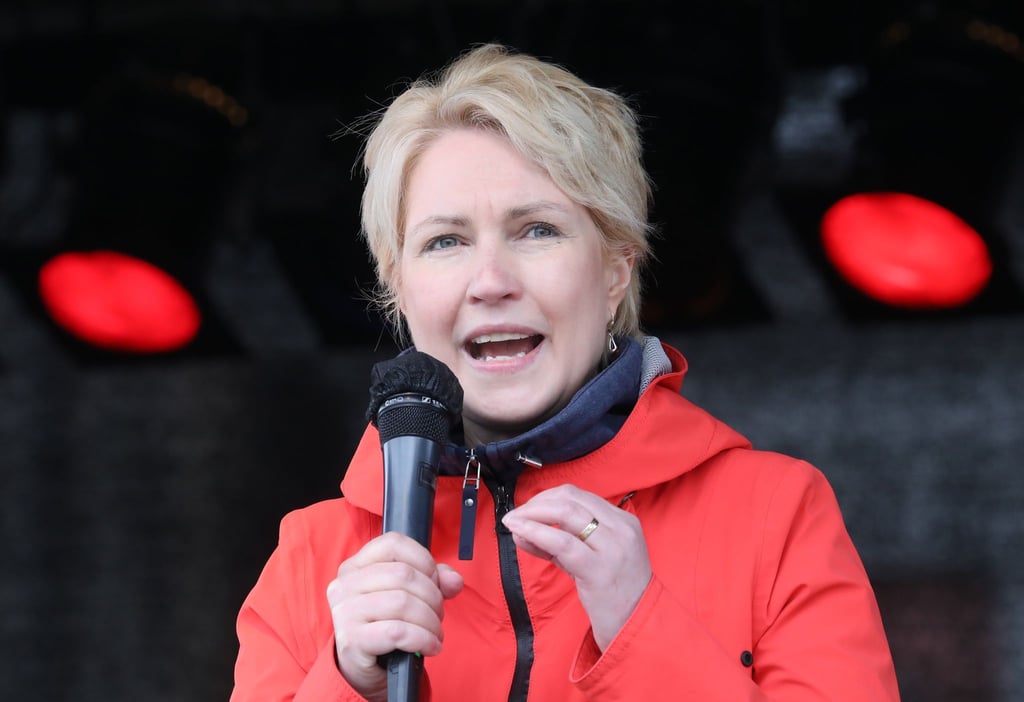 Mecklenburg-Vorpommerns Ministerpräsidentin Manuela Schwesig (SPD) spricht auf einer Kundgebung.