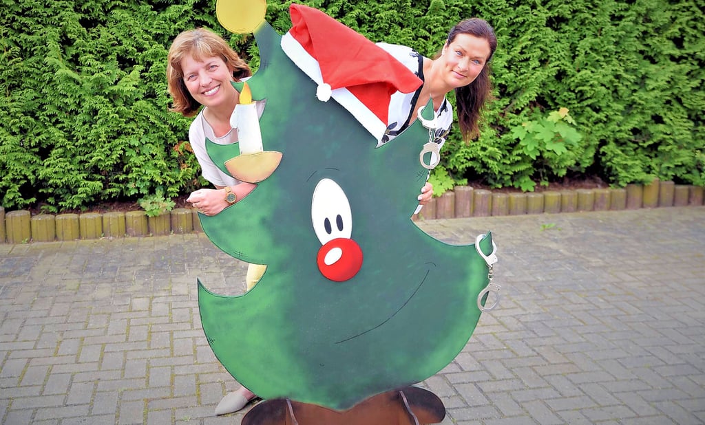 Christina Lahne und Nicole Bachmann (v. li.) präsentieren den ersten Tanni - quasi ein Prototyp.