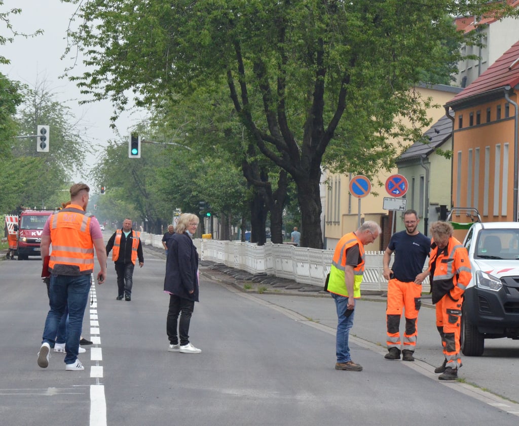 Die Abnahme der Baustelle in der Wilhelm-Hellge-Straße am 8. Juni 2021. Eventuell muss noch einmal nachgebessert werden.