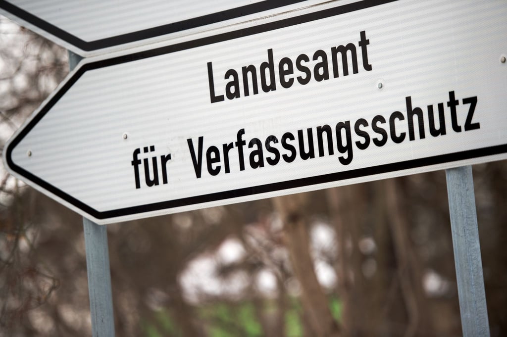 Ein Hinweisschild zum Landesamt für Verfassungsschutz.