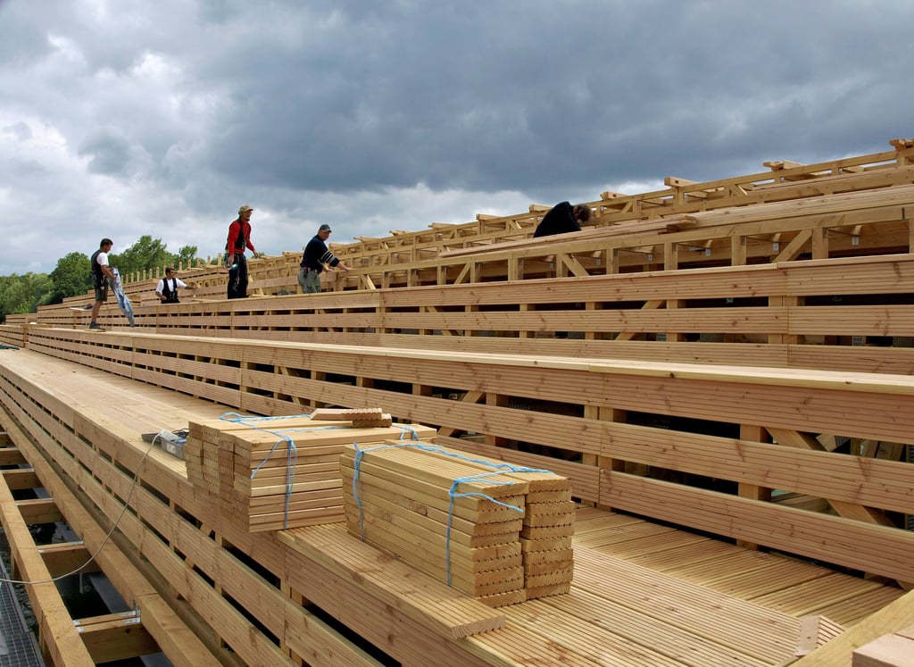 Beim Tribünenbau 2008 wurde statt Eiche Lärche für die Oberkonstruktion verwendet, um Geld zu sparen. Jetzt ist das Holz vermodert, hat in Wassernähe Moos und Algen angesetzt und kann so nicht stehen bleiben.