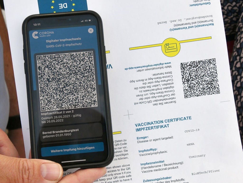 Auf einer Pressekonferenz wird der bundesweit eingeführte digitale Impfnachweis vorgestellt.