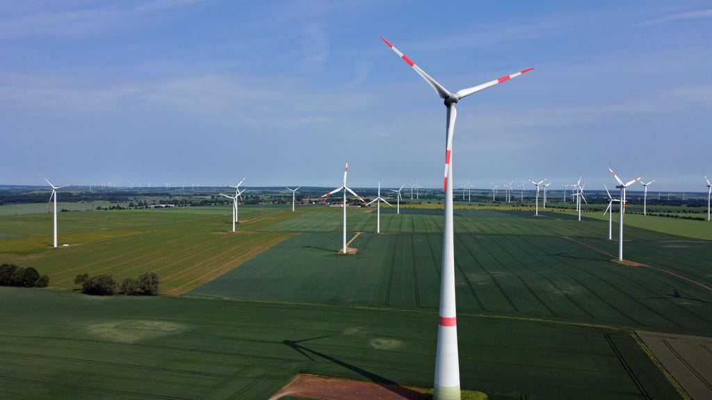 Blick auf den Windpark Eilsleben/Ovelgünne am Ostausläufer Richtung Druxberge. Hier sollen drei neue Windkraftanlagen entstehen. Generell dürfen die DreBlick auf den Windpark Eilsleben/Ovelgünne am Ostausläufer Richtung Druxberge. Hier sollen drei neue Windkraftanlagen entstehen. Generell dürfen die Dreiflügler künftig wohl 250 Meter hoch gebaut werden. Das Dorf im Hintergrund ist Hakenstedt. iflügler künftig wohl 250 Meter hoch gebaut werden.Das Dorf im Hintergrund ist Hakenstedt.
