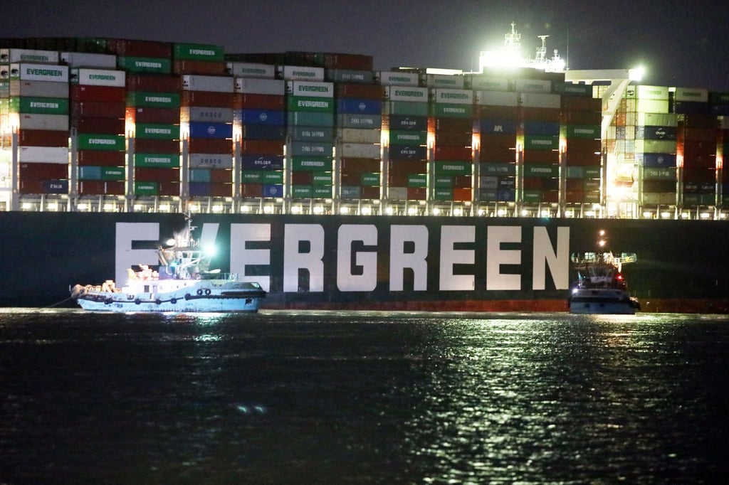 Das Containerschiff „Ever Given“ ist im Suezkanal festgesetzt und blockiert die wichtige Schifffahrtsstraße zwischen Asien und Europa.