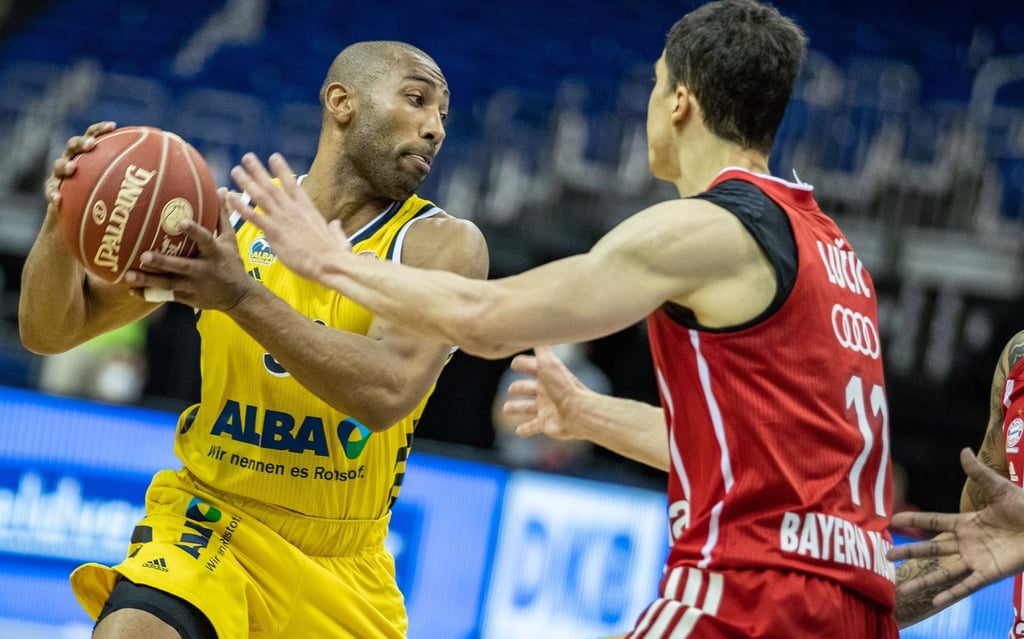 Vladimir Lucic (r) überagte beim Bayern-Auswärtssieg bei Alba Berlin (rechts: Jayson Granger).