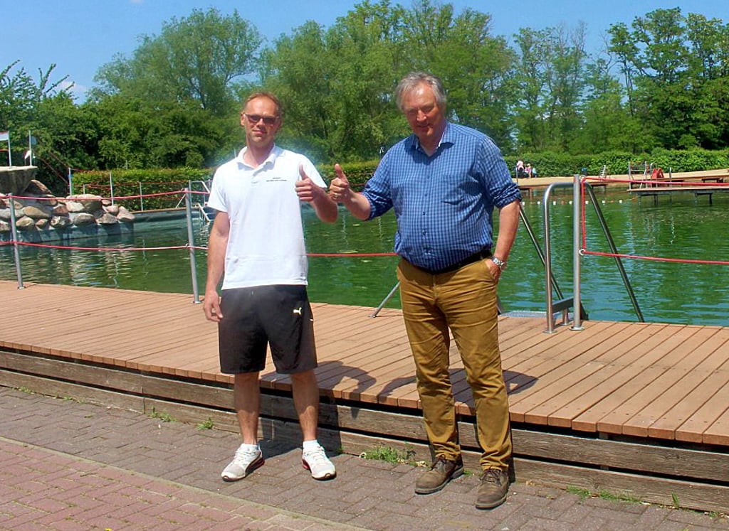 Zur geglückten Eröffnung hoffen Schwimmmeister Daniel Schulz und Ortsbürgermeister Albrecht von Bodenhausen auf einen guten Verlauf der Badesaison im Ökobad.