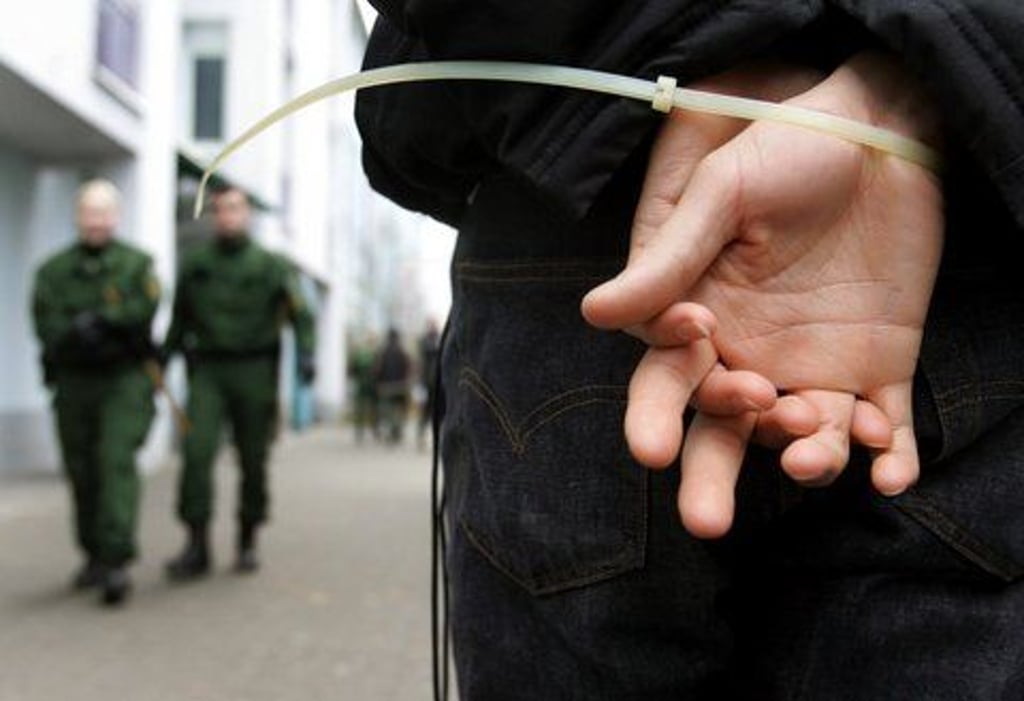Mann mit Handfessel