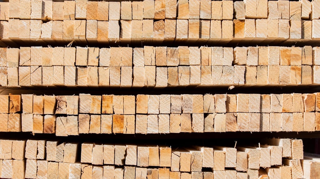 Dachlatten aus Holz sind am Firmensitz eines Dachdeckermeisters zu sehen. Die Rohstoffknappheit droht den Aufschwung im Handwerk zu gefährden.