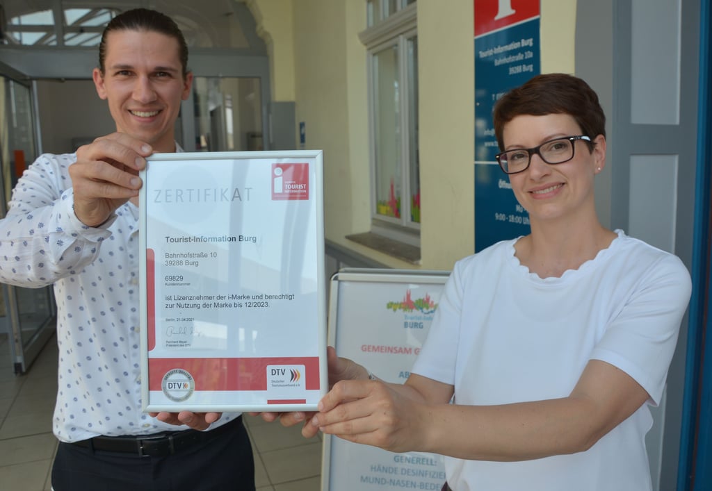 Fachbereichsleiter Maximilian Steib und Tourismusmanagerin Stefanie Deckert zeigen die Zertifizierungsurkunde der TI.