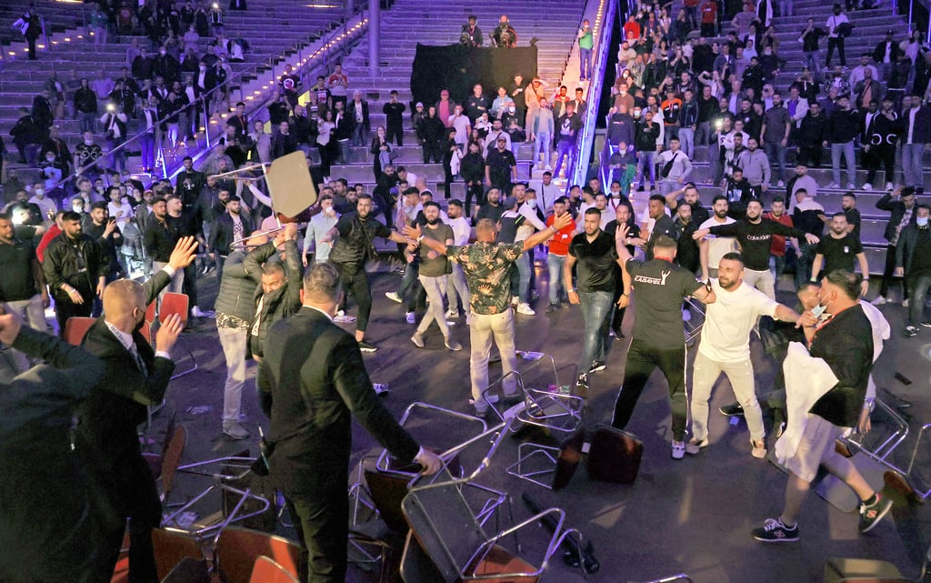 05.06.2021, Sachsen-Anhalt, Magdeburg: Boxen, Schwergewicht, WBA: Zuschauerausschreitungen haben in der Nacht zum Sonntag den WBA-Schwergewichts-Boxkampf um den Inter-Kontinental-Titel zwischen Agit Kabayel und dem Amerikaner Kevin Johnson in Magdeburg überschattet. (zu "13. Runde im Boxen: Ausschreitungen überschatten Kabayel-Sieg") Foto: Eroll Popova/dpa-Zentralbild/dpa +++ dpa-Bildfunk +++