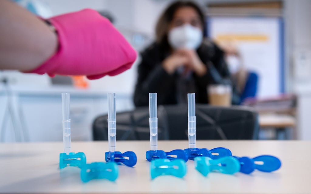Corona-Schnelltests in einem Unterrichtsraum: Sitzen mehr als zehn Personen in einem Aus-, Weiterbildungs- oder Integrationskurs in Sachsen-Anhalt muss jeder Teilnehmer derzeit täglich ein negatives Corona-Testergebnis nachweisen. Bei bis zu zehn Personen gilt das nicht.