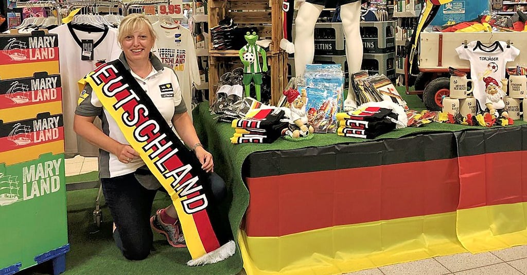 Im E-Center in Stendal wurde einer der wenigen großen Verkaufstände mit EM-Fan-Artikeln in Stendal aufgebaut. In kleineren Geschäften der Stadt gestaltet sich die Suche schwieriger.