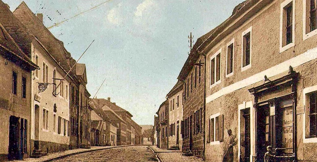 Die historische Aufnahme zeigt am Haus (2.v.l.) den Ausleger mit Anker für das Haus „Zum Anker“.