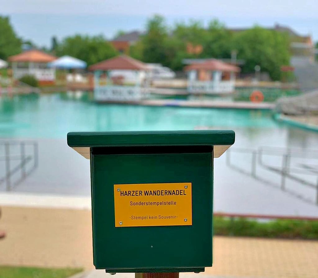 Die Sonderstempelstelle der Harzer Wandernadel im Biobad Blankenburg. Ab heute kann dort und im Derenburger Sommerbad ohne Corona-Test baden gegangen werden.