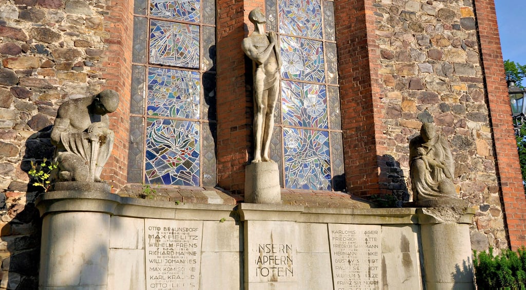 Der aufgehenden Sonne blickt die Hauptfigur in der Mitte des Denkmals entgegen.