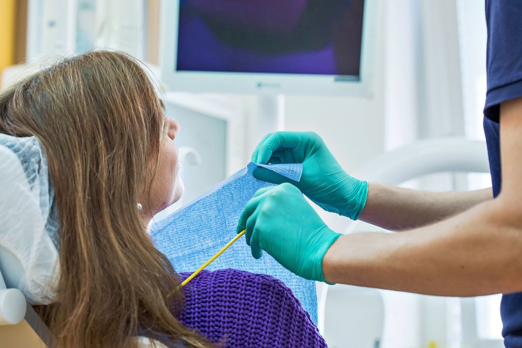 In Zahnarztpraxen gelten generell hohe Hygienestandards, die vergleichbar mit den Bedingungen in OP-Sälen sind.