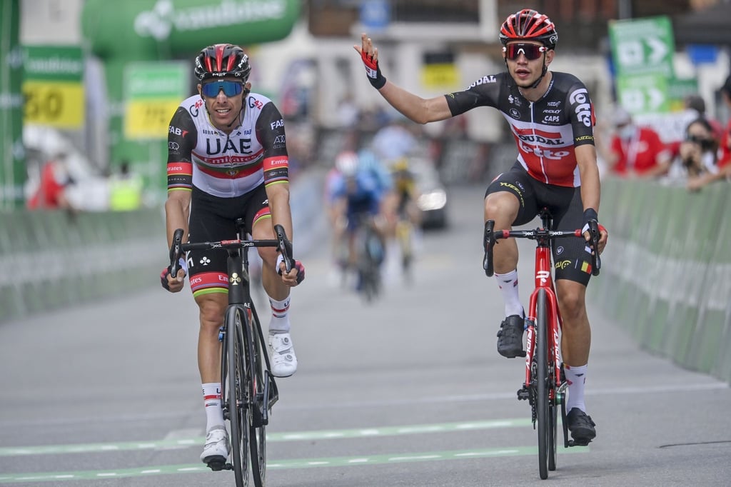 Andreas Kron (r) wurde nach dem Etappenende zum Sieger vor Rui Costa erklärt.