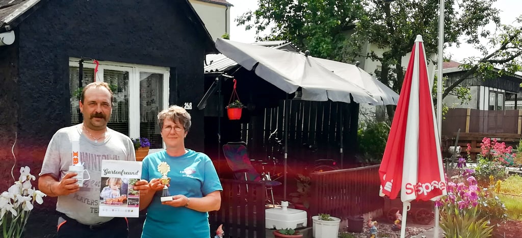 Anett Hölzel besuchte zur Eröffnung der „MZ-Gartenolympiade“ Yves Helling in seinem Kleingarten und zeigte schon mal den Gewinner-Pokal.