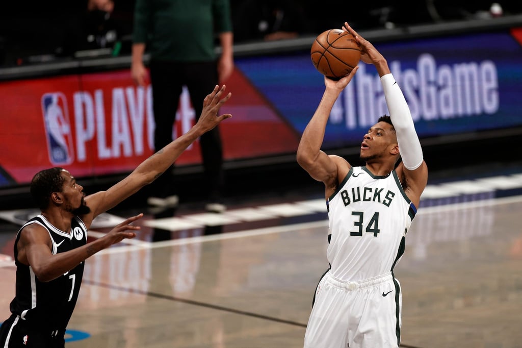 Giannis Antetokounmpo (r.), Milwaukee Bucks-Forward, in Aktion.