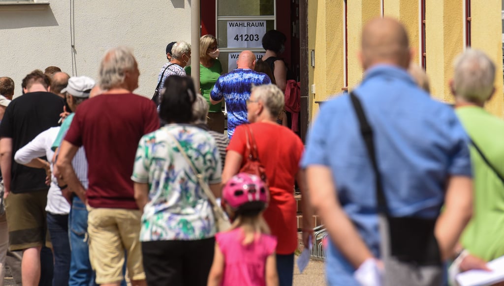 Großer Andrang herrschte am Wahltag vor dem Wahllokal in der Diesterweg Grundschule in Halle.