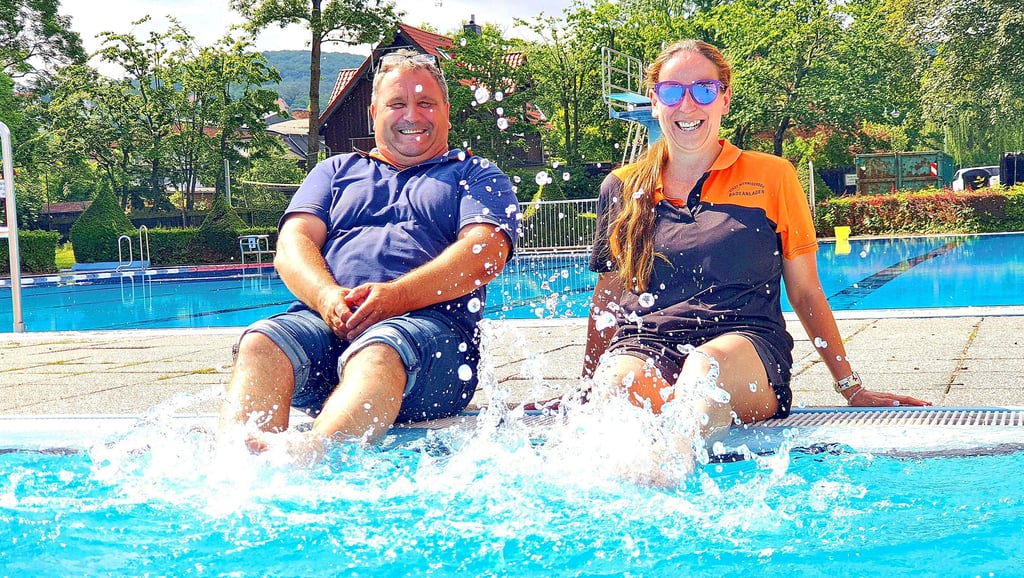Wernigerodes DLRG-Chef Ralf Schult und Schwimmmeisterin Peggy Witteborn testen schon einmal das Wasser im Wernigeröder Waldhofbad. Die ersten Badegäste erwartet am Sonnabend um 10 Uhr eine kleine Überraschung.