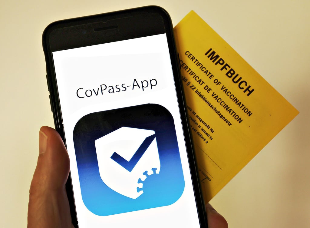 Wer den digitalen Imfpnachweis hat, braucht nur noch sein Smartphone und kann den Impfpass zu Hause lassen. Doch bis alles läuft, wird es noch einige Tage dauern.