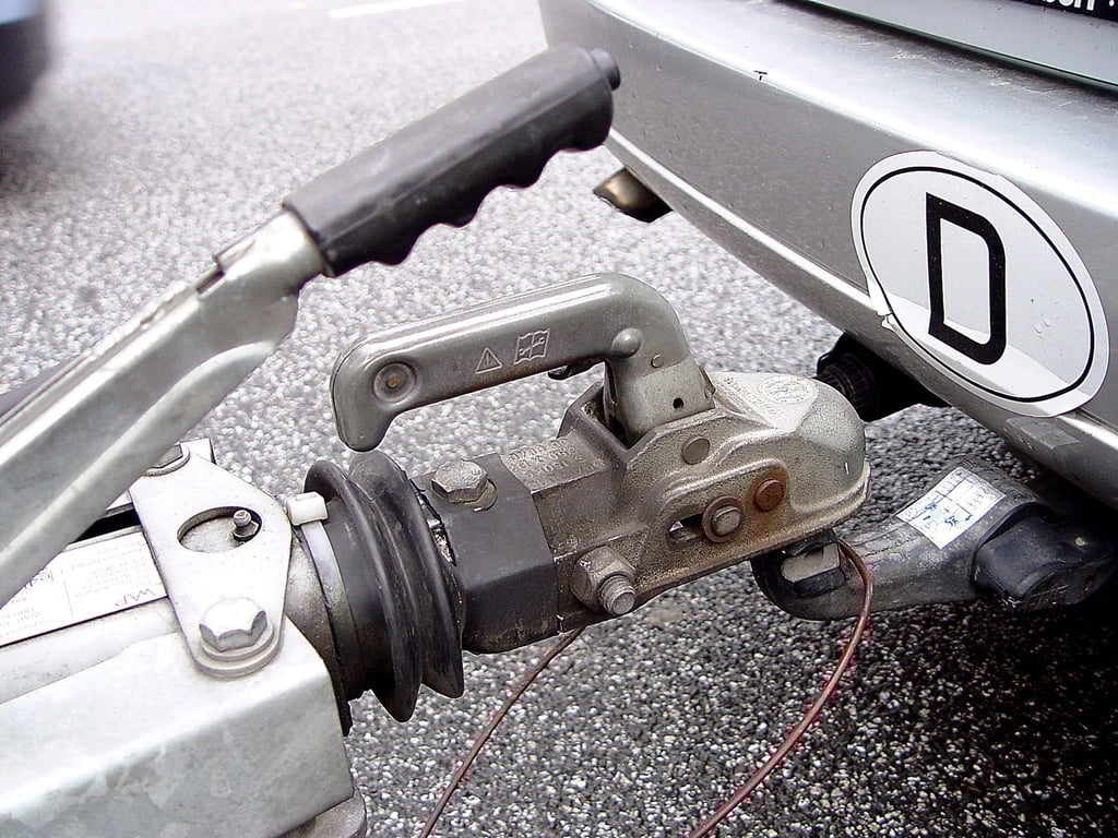 Sichere Verbindung: Der Anhänger sitzt korrekt an der Kupplung und die Elektrik funktioniert?