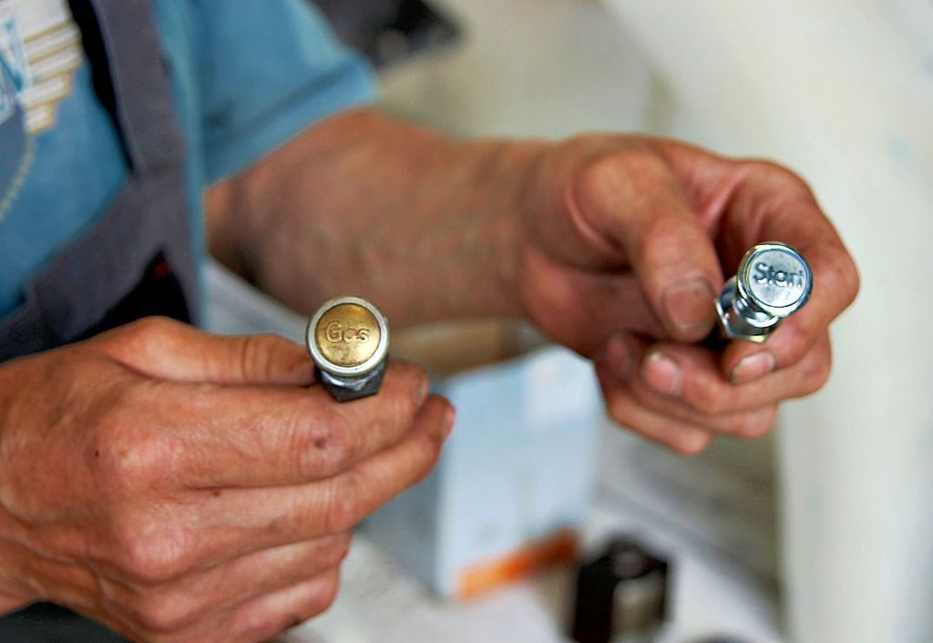 Auf Hochglanz poliert oder mit Patina: Choke und Startknopf sind fertig für den Einbau im Oldtimer.