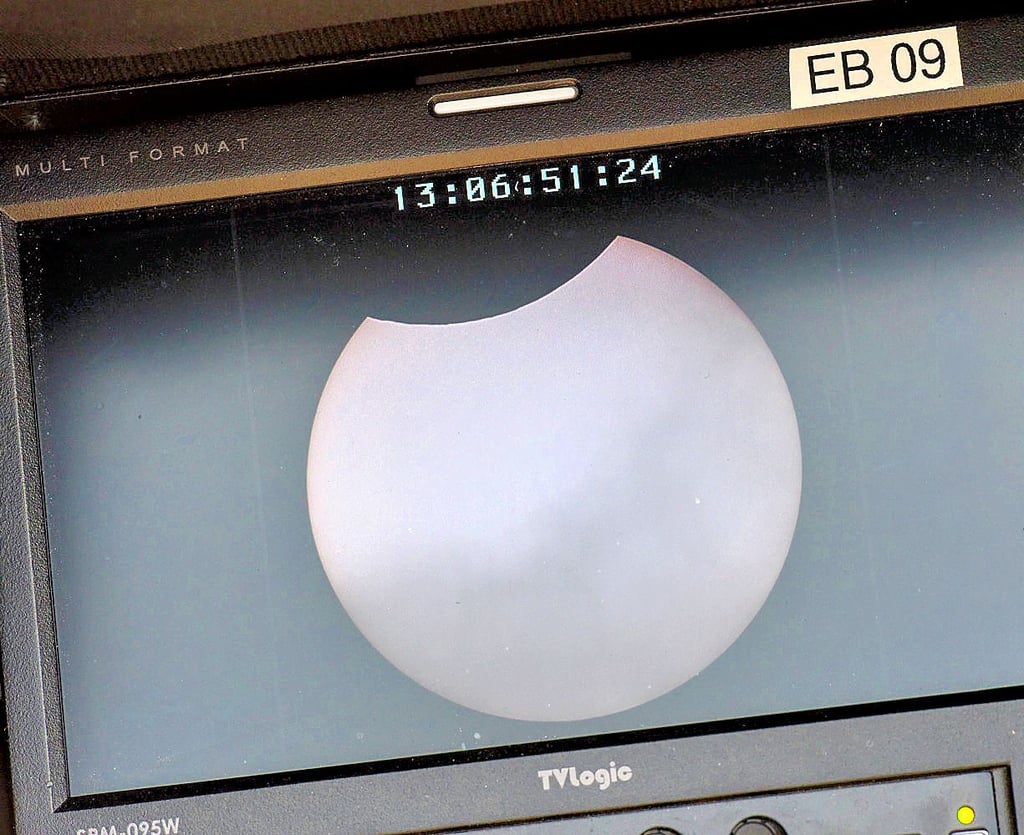 Über einen Monitor ist gut zu erkennen, wie der Mond sich vor die Sonne schiebt.