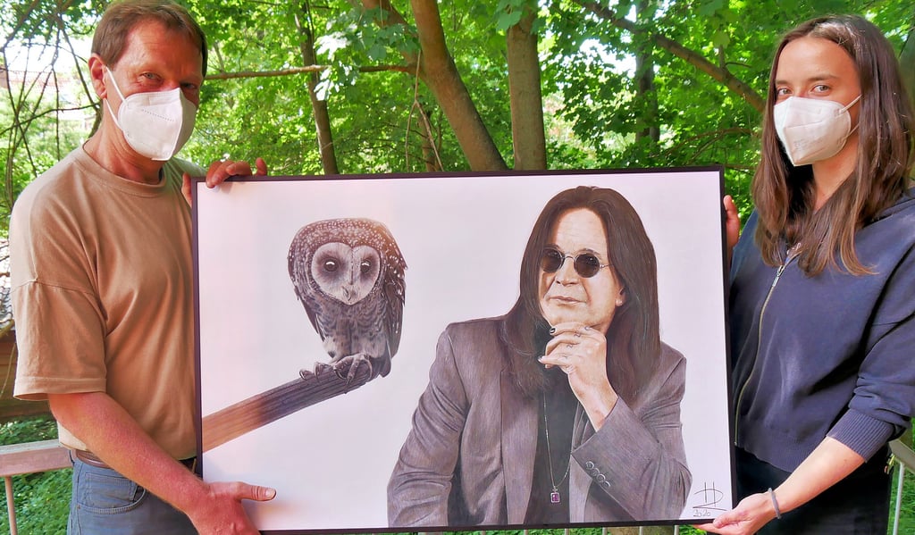Präparator Detlef Becker und Mirjam Schüz (FÖJ) mit dem Bild „Schleiereule mit Ozzi Osbourne“, ein Werk von Helene Rimbach für die Jubiläumsauflage der MoVo, der Ausstellung „Moderne Vogelmalerei“, die in Halberstadt am 19. Juni mit einer Preisverleihung beginnt.