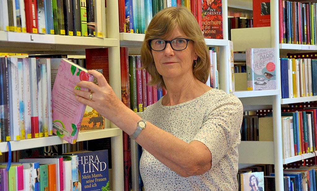 Brigitte Schnellhardt, Leiterin der Stadtbibliothek, freut sich darüber, Bürger wieder mit Lesestoff versorgen zu dürfen.
