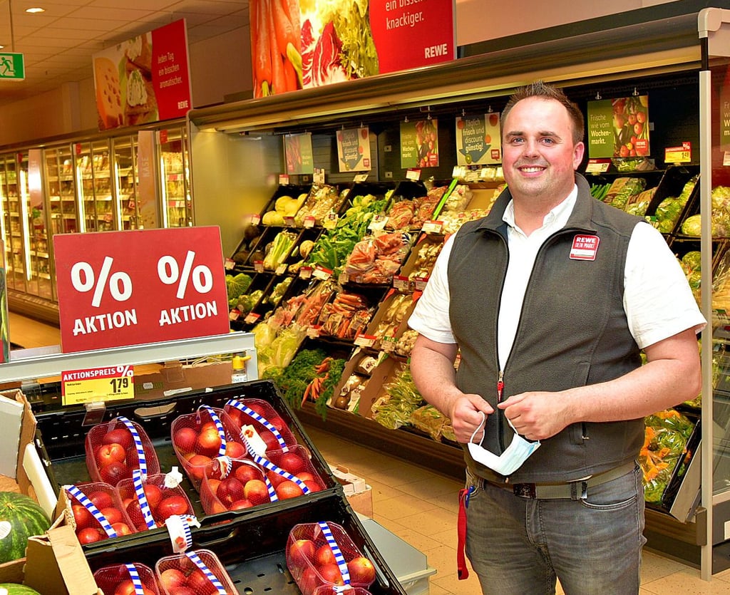 Der Rewe-Supermarkt am Karlsplatz wird über den Sommer komplett modernisiert, kündigt Inhaber Tino Reitmann (Foto) an.