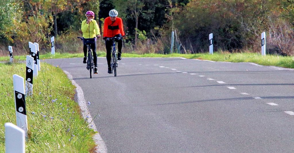 Radfahren auf den Landstraßen ist für Radler oftmals unangenehm. Radwege neben der Straße fehlen aber vielfach.