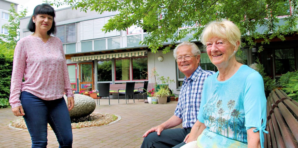 Reinhard und Annelore Worbis sind zurück im Garten der Begegnungsstätte in Neustadt. Daneben: Leiterin Claudia Schumann