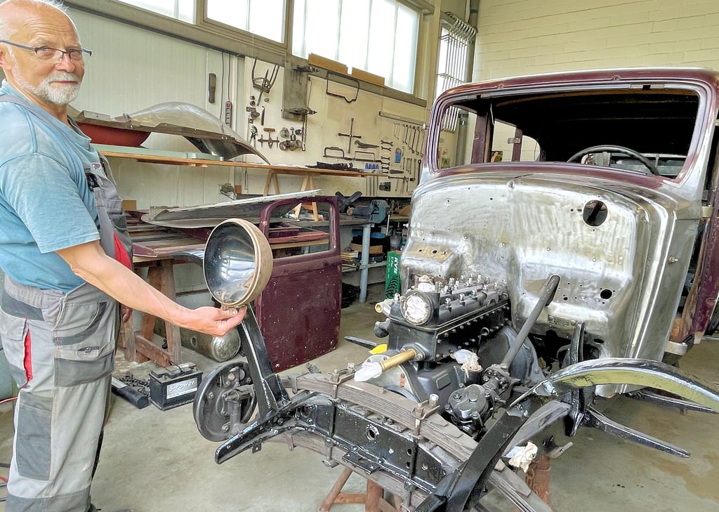 Bruno Pinkes zeigt, an welcher Stelle nach dem Zusammenbau der Einzelteile die Scheinwerfer zu finden sein werden.