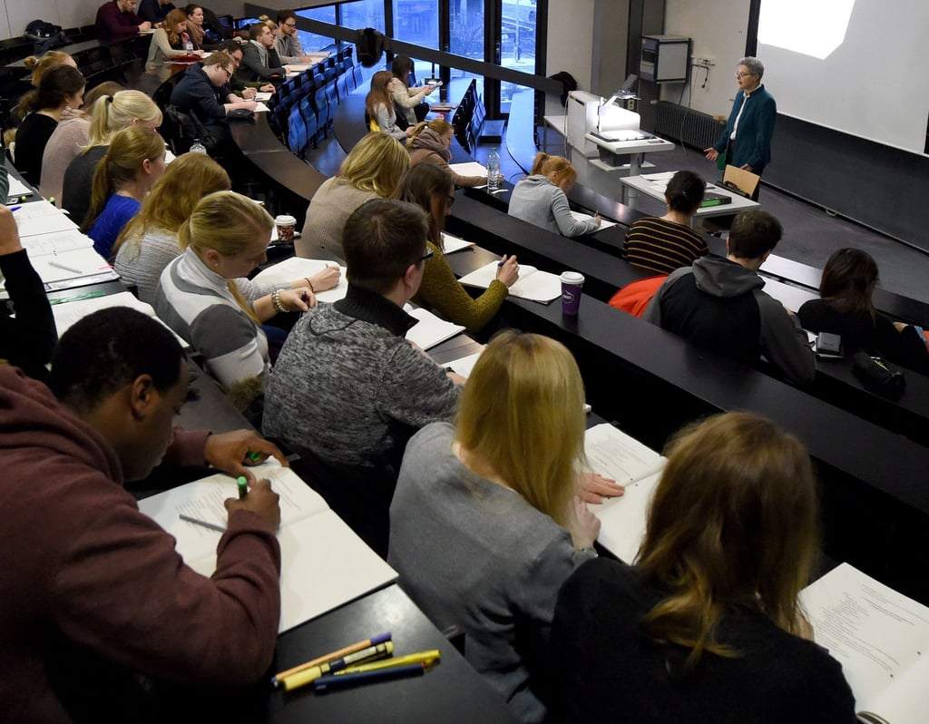 Studenten sitzen in einen Hörsaal der Christian-Albrechts-Universität in Kiel.