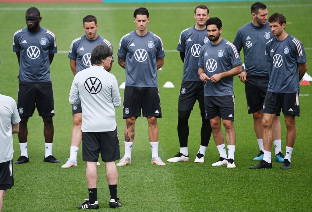 Alle da: Joachim Löw hat mit allen 26 Spielern das erste Training im Turnierquartier in Herzogenaurach bestreiten können.