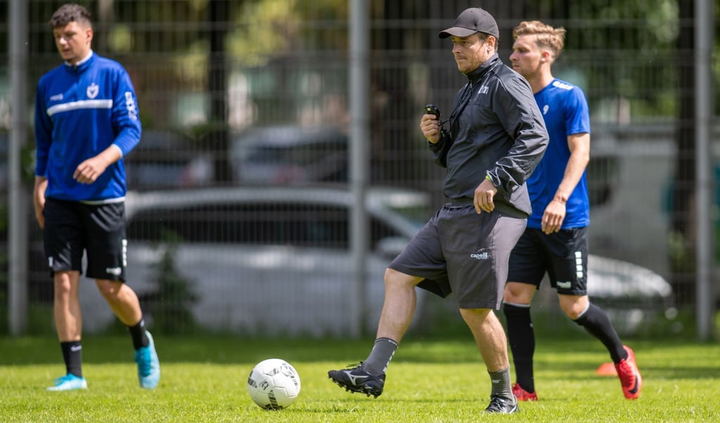 Trainer Benedetto Muzzicato (M) trainiert mit einer kleinen Gruppe seines Teams.