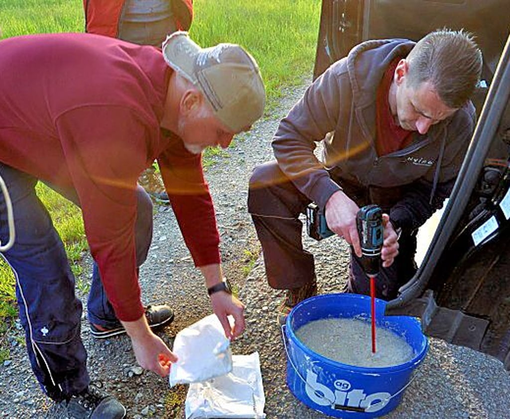 Thomas Fromm (rechts) und Thomas Klaus vermengen die Nematoden zum Versprühen mit Wasser.