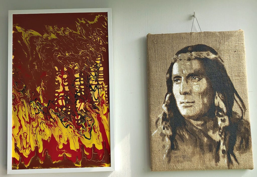 Diesen beiden Ausstellungsstücke beschäftigen sich jeweils mit den Defa-Indianerfilmen. Links hat sich Gunther Eckhardt mit ?Die Söhne der großen Bärin? künstlerisch auseinandergesetzt. Rechts hat Claudia Gabriele Meinicke den ?Weitspähenden Falken? Gojko Mitic aus dem Film ?Weiße Wölfe? in Acryl auf Jute verewigt.