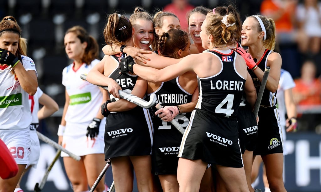 Deutschlands Hockey-Damen feiern den Einzug ins EM-Finale in Amsterdam.
